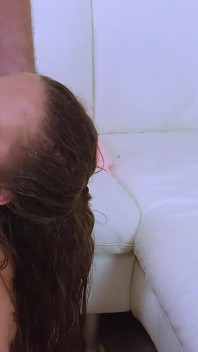 La coquine Roxy Richie se fait éjaculer dans la bouche par la bite de Toby !