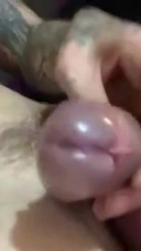 Solo jovem com tatuagens se masturbando pau