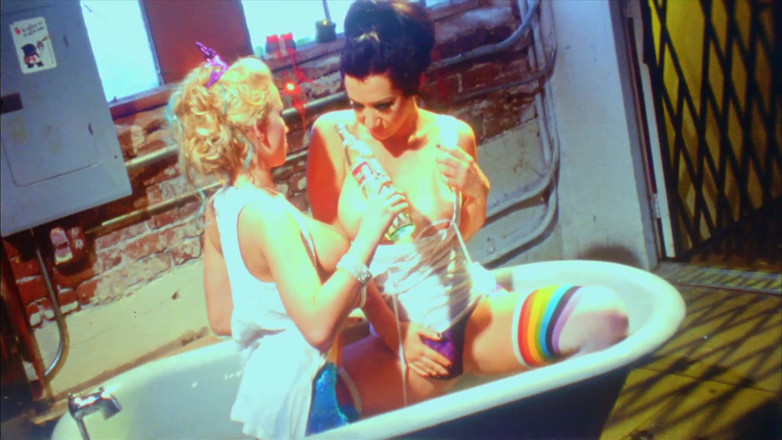 Girls of Desire: Vous ne pourrez jamais assez huiler ces seins parfaits