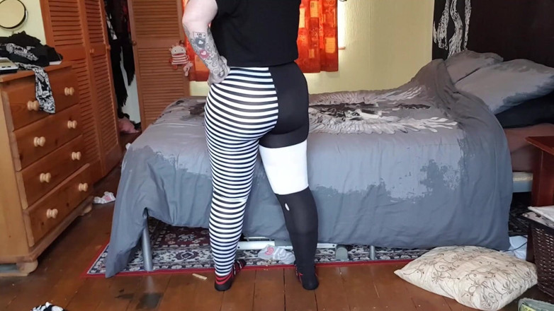 Tattooed Milfy Mama: Краля з блідою дупою розтягує і кінчає в легінсах