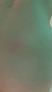 Interraciale porno met Jaylynn Sinz, een hoer met minimale tieten wil gevuld worden door een grote zwarte lul zonder condoom