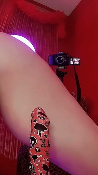 Zobacz, jak tryskam, wibruje i poruszam biodrami, aby wziąć mój długi 7-calowy dildo