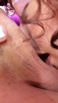 Ma belle-mère est tellement perverse qu’elle adore sentir mon pénis.