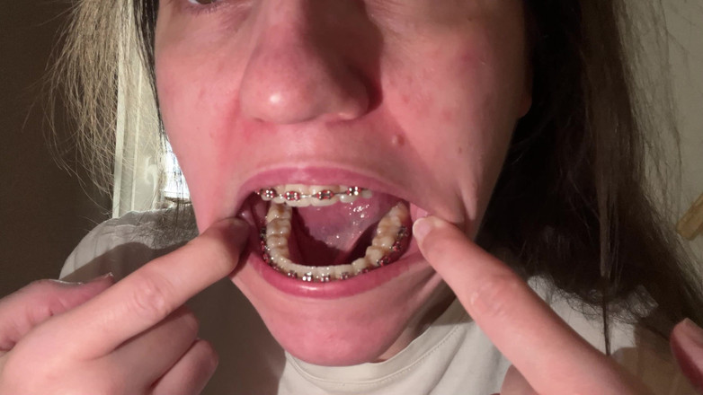 NicoleRay: Leccare l'apparecchio con la lingua