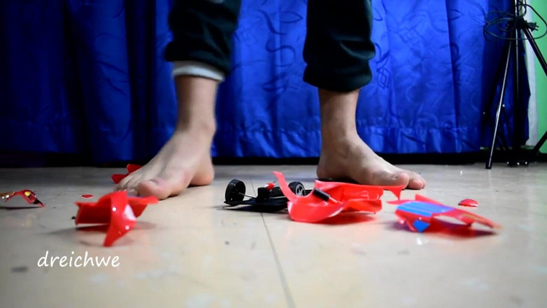 Dreichwe: Destroying Big Car with Toy Airplane