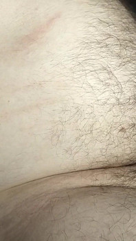 Sem cortes, gordo gay se masturba e gozada