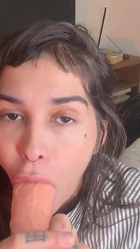 Nika uspokojuje svého přítele