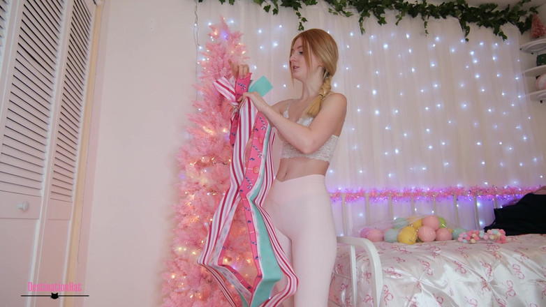 Destination Kat: Decorare il mio albero con me sfw