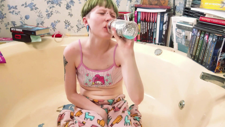 Lori Critter: Lori Critters - primer video de meada