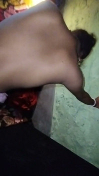 Yaşlı üvey kız kardeşimi eve çağırdım ve onunla seks yaptım.