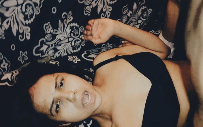Hot Sis: Latika sert seks domaltmalı ve seksi yüz ifadesi