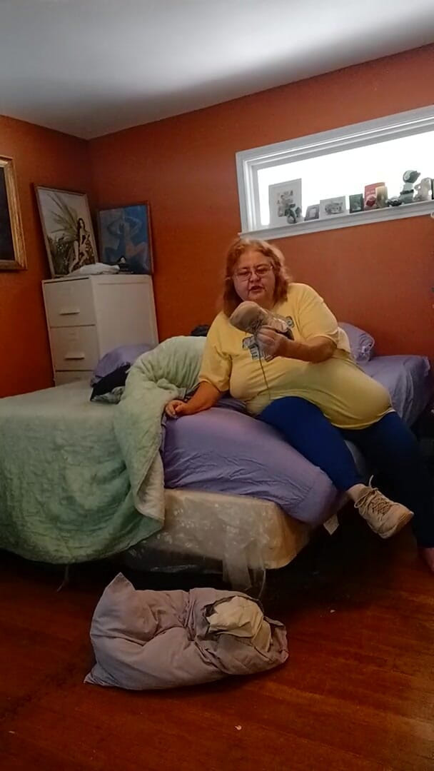 BBW nurse Vicki adventures with friends: Stinky Tennis Shoes Pewwwee