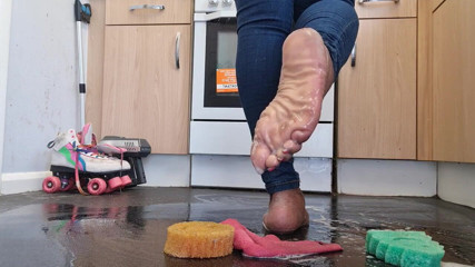 Simp to my ebony feet: Pulizia del pavimento con i piedi sporchi