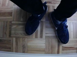 Sneaker gay graz: İş arkadaşı masanın altında filme alındı