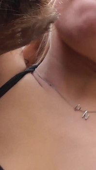 Super žhavá MILFka líže podpaží její nejlepší kamarádky