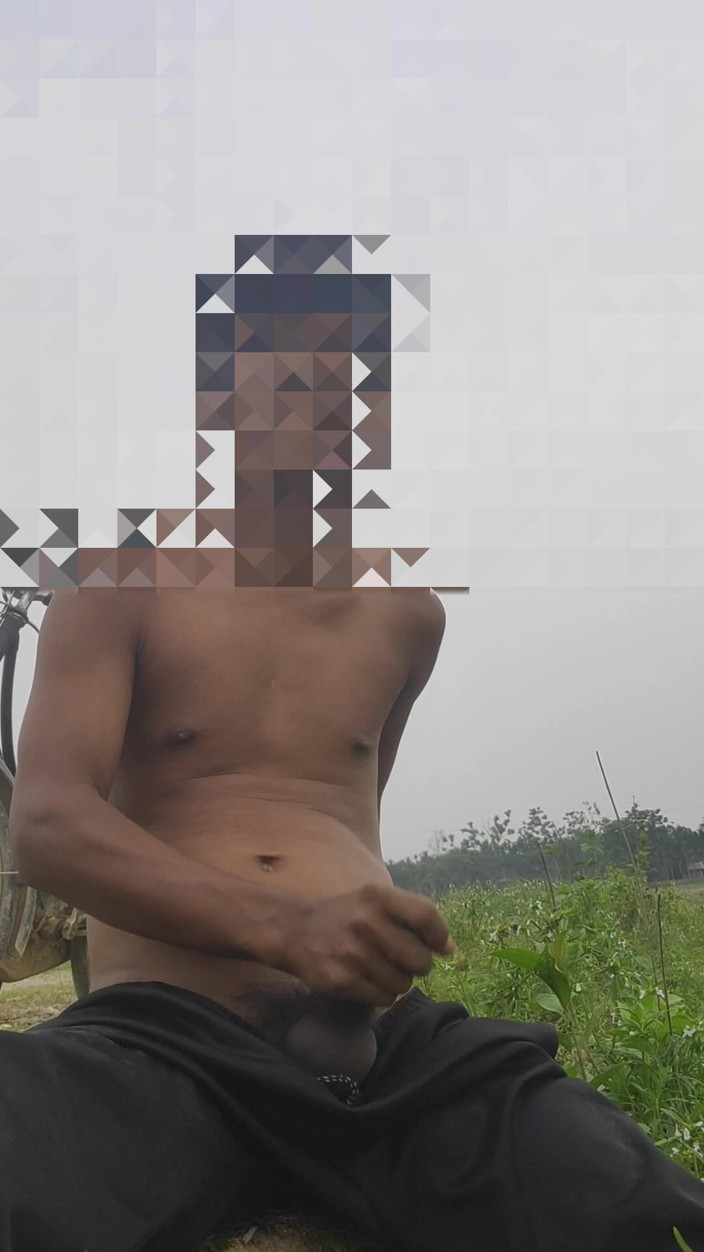 Assamesebodoboy: Masturbation anale indienne au bord de la route en plein...