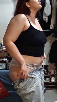 Nicole umple un sandviș monstruos și îi freacă burta plină