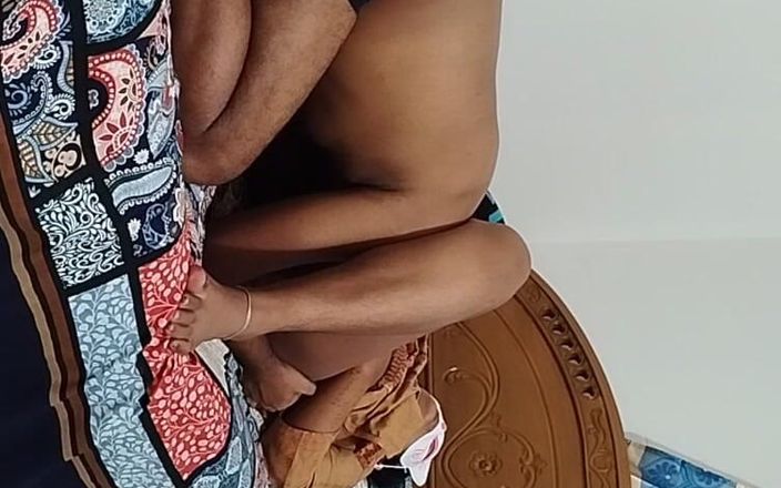 akashprimex790: Sexy Blondýnky Bhabi ničí kundičky v drsné orgii se svým...
