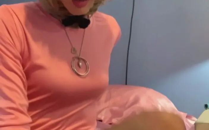 Lisa Luvly: Short Haired Blonde