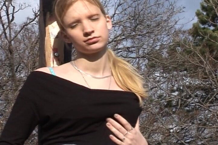 Porno kino: Toto je teenagerka z Německa, která má ráda stříkání a čůrání...