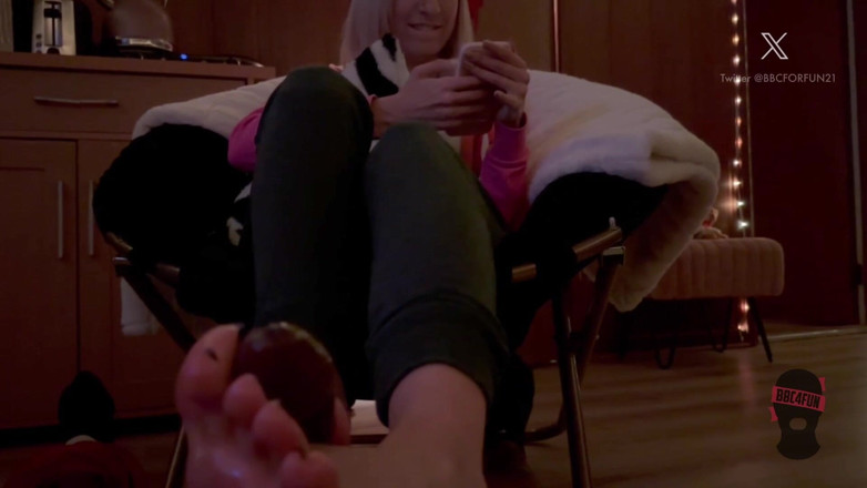 BBC4FUN: Post Orgasmu Kylie Candy Toes dává bbc4funn odpočítávání footjob masivní...