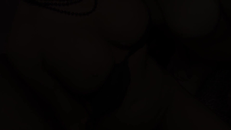 Fuck Cumshot Party: Pengasuh panas menyertai pasangan untuk kongkek bertiga panas