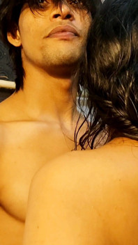 Jiran desi India Bhabhi berkongkek dengan abang ipar semasa mandi, video hindi