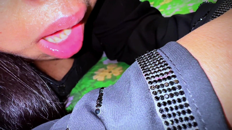 Aria Mia: Arabische hete stiefmoeder wordt geil nadat ze van de weg...