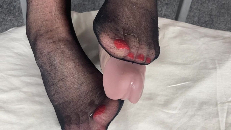 Mr MF: セクシーな足、つま先、足の裏をすべて見せてくれる成熟した足夫人。ビデオは、彼女の足とつま先を紹介するシリーズの一部です。パート3