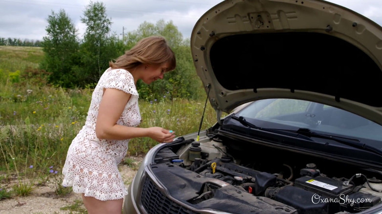 MILF Oxana: Une blonde stupide et une voiture calée