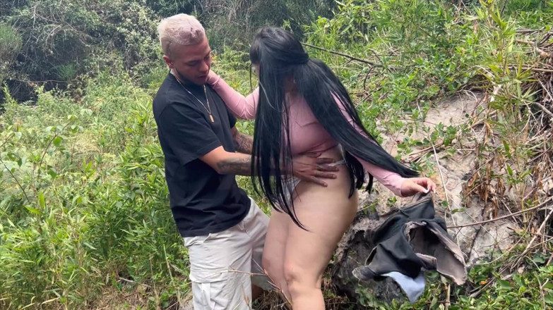 Anotonella-jones: Dos Colombianas se pierden en el bosque cuando buscan ayuda...