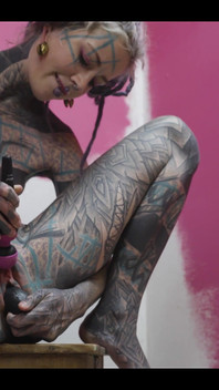 Sıska dövmeli kız iş kıyafeti azgın tablo tek başına mastürbasyon yapıyor, anal, delik genişletme, fışkırtma