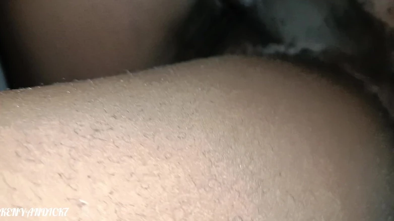 Kenyan Dick: Pár jezdí na domácím pornu a krémuje po celém mém...