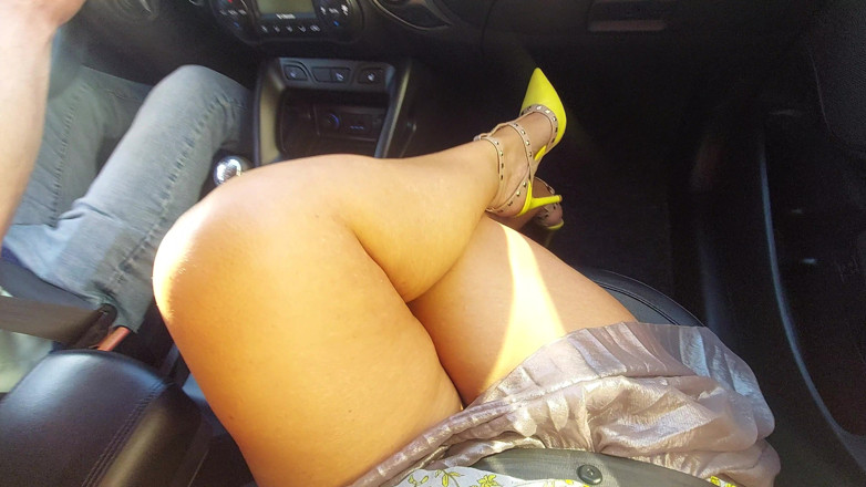 Step Mommy: Una elegante dama madura con hermosas piernas en tacones altos...