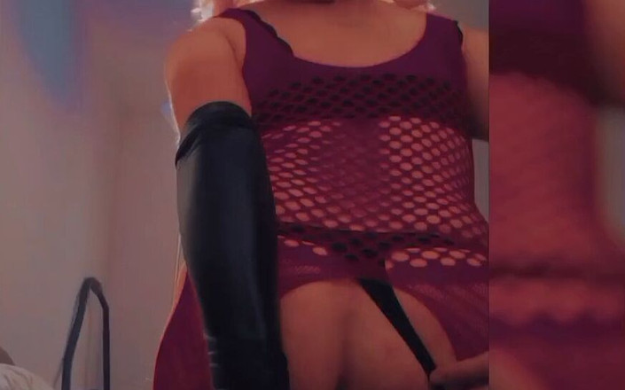 Tina Anit: Tina nhớ bố nên cô ấy cưỡi đồ chơi của mình