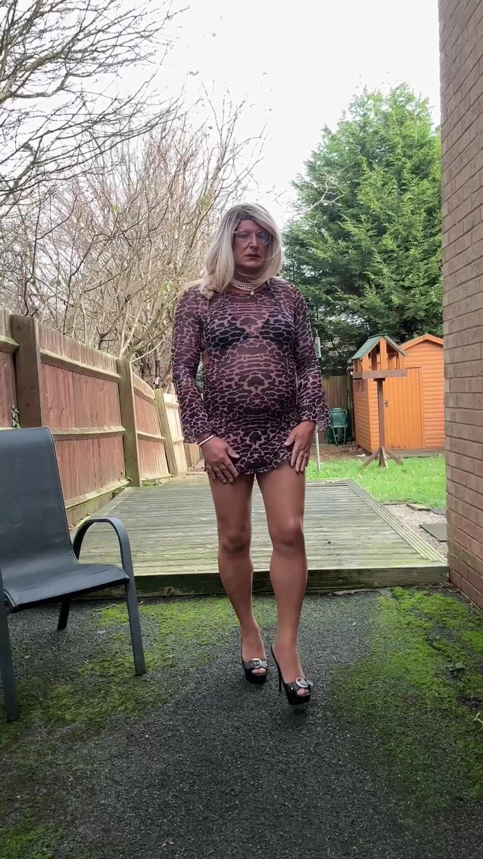 Kellycd2022: Sexy Crossdresser Kellycd2022 Venku v Tan Hladké punčocháče a Leopard...