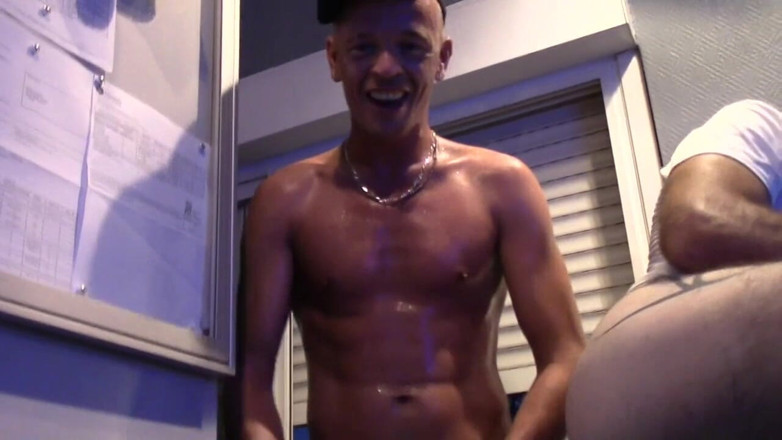 Gaybareback: Lubang dikremasi oleh scally boy di ruang ganti