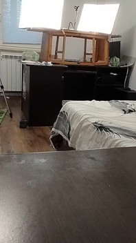 性感的妻子在家里裸体锻炼。性感的黑发女郎试穿连裤袜