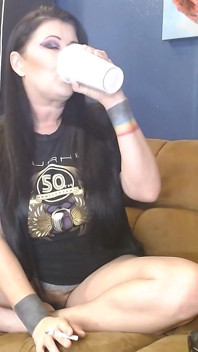 สาว MILF สูบบุหรี่ในเสื้อยืดตัวเดียว