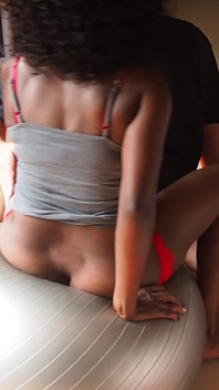 Tante seksi kulit hitam lagi asik joga pagi-pagi tapi diganggu sama kekasihnya dan jilat memeknya sebelum dicrot di wajahnya
