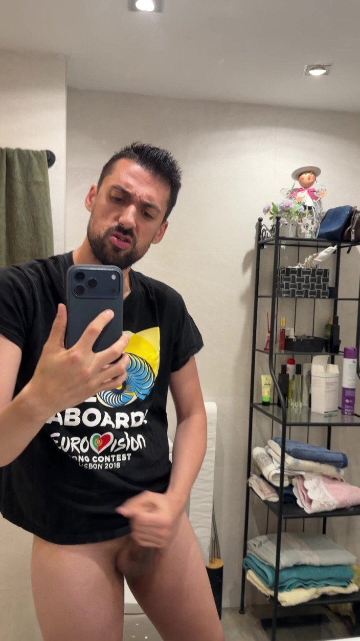 Liam Harding: Maduro Se Branle Dans Des Toilettes Publiques