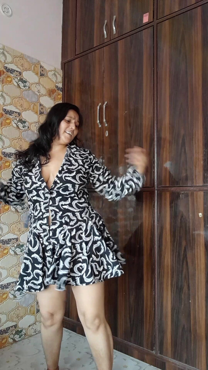 Puja555: Puja Bhabhi dansând