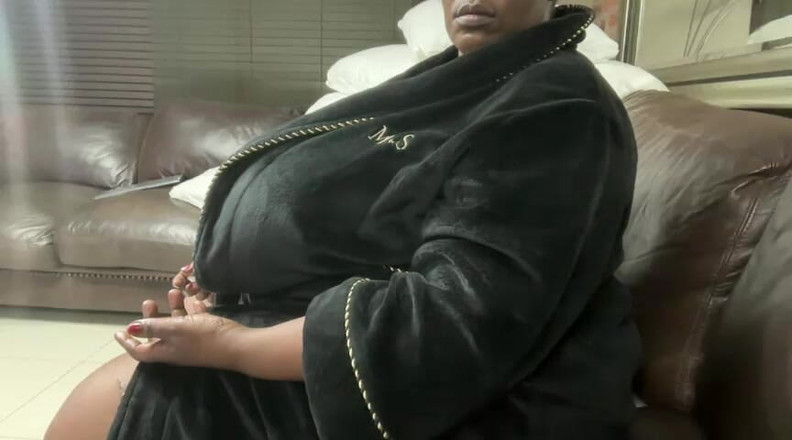 Legendary Booty Overdose: Une BBW taquine dans ses cordes sexy