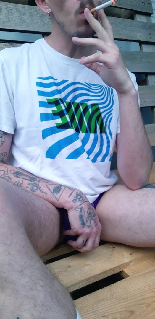 Mykinkypleasure: 발코니에서 흡연 // 자지 표시