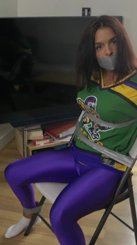 Latina in: Membro della squadra di hockey registrato su una sedia e nastro imbavagliato! (4k)