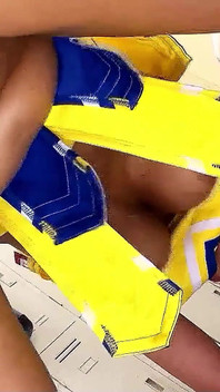 Une pom-pom girl japonaise à gros nichons se fait baiser lors d'une soirée bukkake non censurée