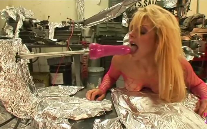 Fetish and BDSM: Een zeer sexy blonde bimbo werd geneukt door een dildo-machine...