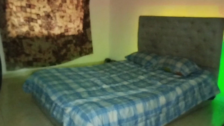 Adribella69: Chica gordita caliente se masturba con los muebles mientras limpia...