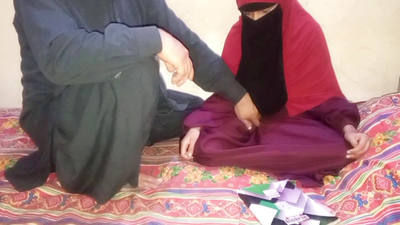 Small Baby: Une musulmane en hijab baise avec son prof dans la...