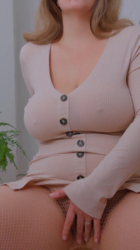 Tesão de milf em meias arrastão cavalga um vibrador em uma cadeira.